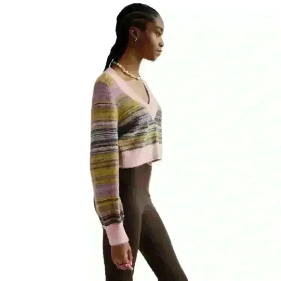 Aritzia Sunday Best Kitten V-Neck Cropped Sweater Small Excellent Condition! - Picture 3 of 9